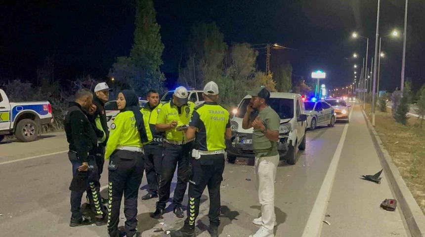 Karaman&rsquo;da &uuml;&ccedil; aracın karıştığı kazada 2 kişi yaralandı