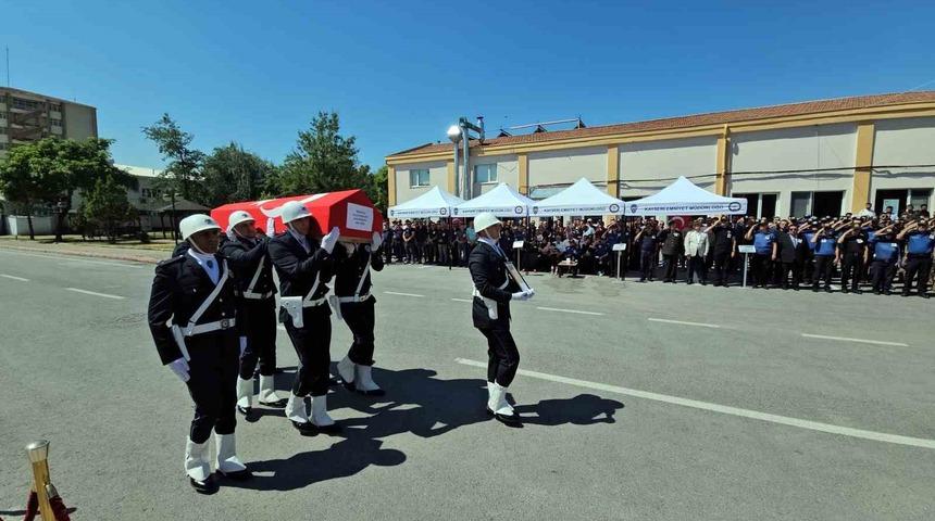 Merhum polis babasını asker selamı ile uğurladı
