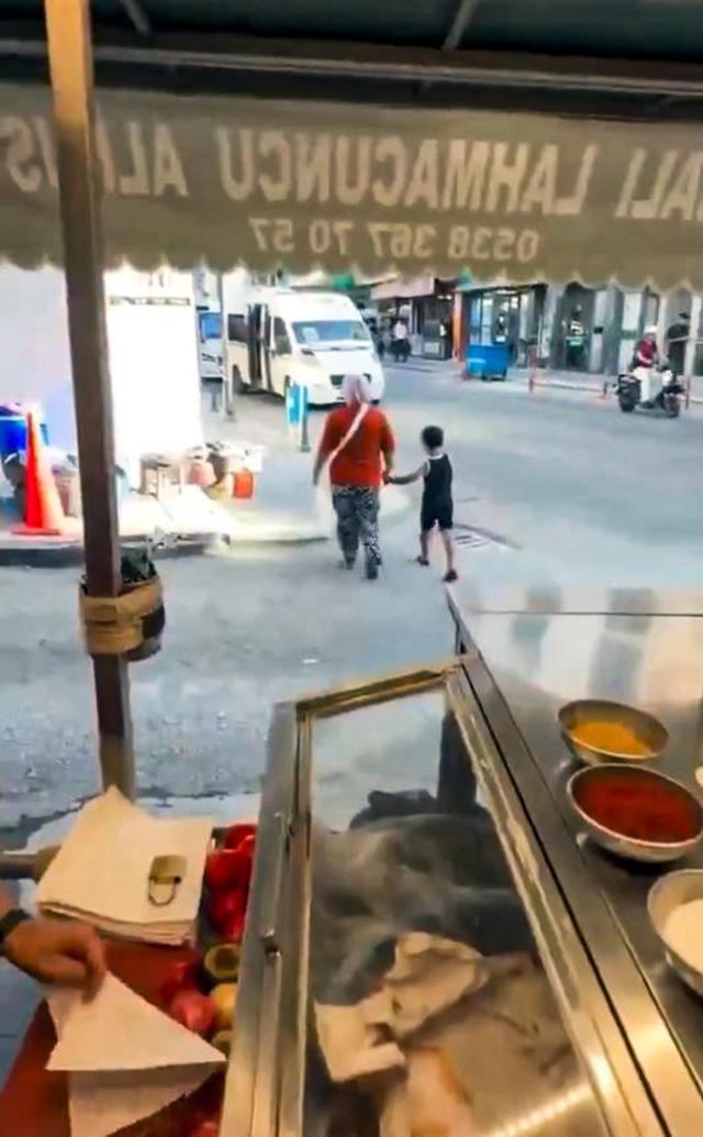&Ccedil;ocuğuna 2 lahmacun almak isteyen kadına &ldquo;5&rsquo;ten az satmam&rdquo; s&ouml;zleri g&uuml;ndem olmuştu: Tezgahı kaldırıldı 3
