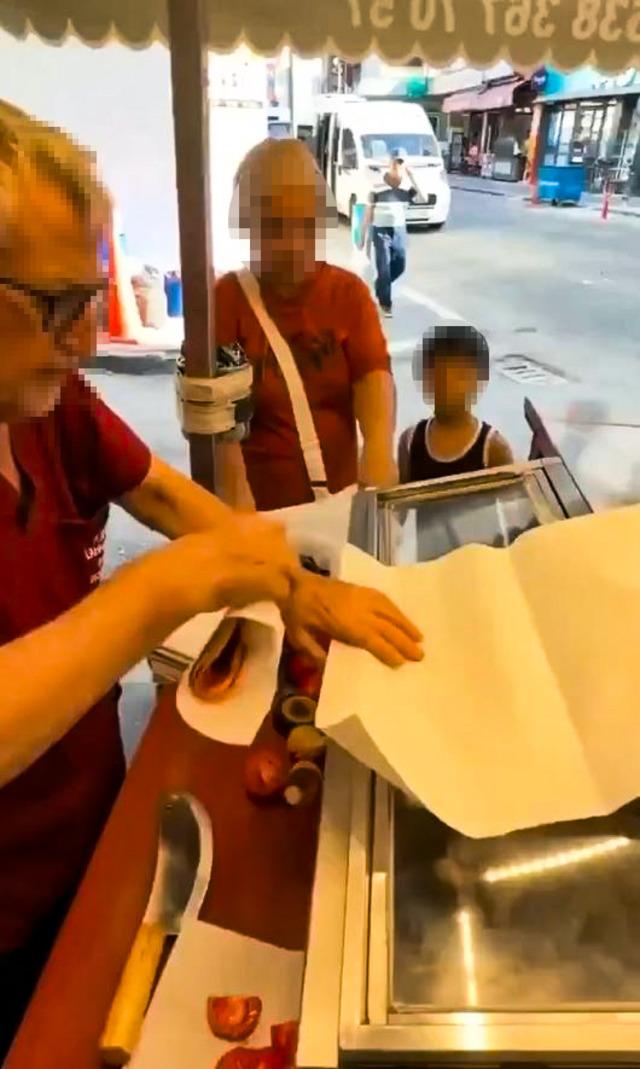 &Ccedil;ocuğuna 2 lahmacun almak isteyen kadına &ldquo;5&rsquo;ten az satmam&rdquo; s&ouml;zleri g&uuml;ndem olmuştu: Tezgahı kaldırıldı 1