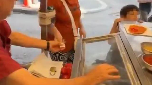 Çocuğuna 2 lahmacun almak isteyen kadına “5’ten az satmam” sözleri gündem olmuştu: Tezgahı kaldırıldı
