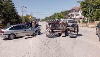 Otomobilin &ccedil;arptığı trakt&ouml;r yan yattı