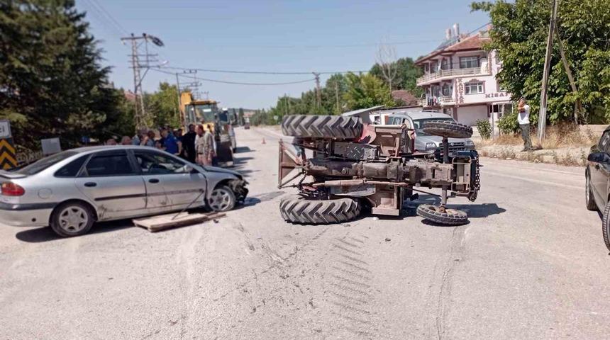 Otomobilin &ccedil;arptığı trakt&ouml;r yan yattı