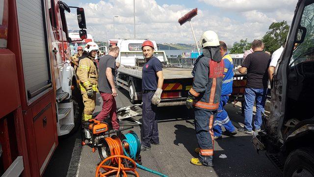 Küçükçekmece D-100 karayolunda zincirleme trafik kazası (1)