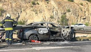 Bilecik'te otomobil, bariyerlere &ccedil;arparak alev aldı: 3 yaralı