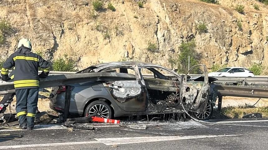 Bilecik'te otomobil, bariyerlere &ccedil;arparak alev aldı: 3 yaralı