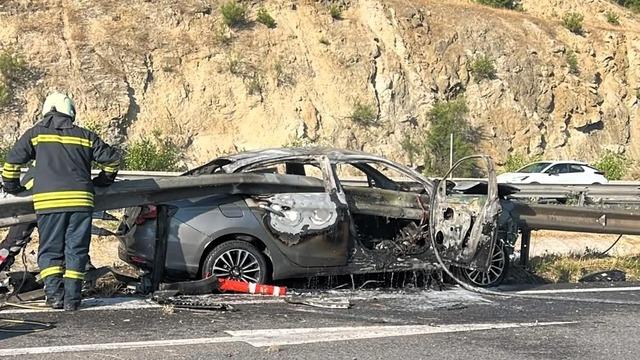 Bilecik'te otomobil, bariyerlere çarparak alev aldı: 3 yaralı