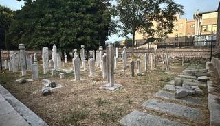 Fatih'teki tarihi hazirede 7 mezar taşı tahrip edildi