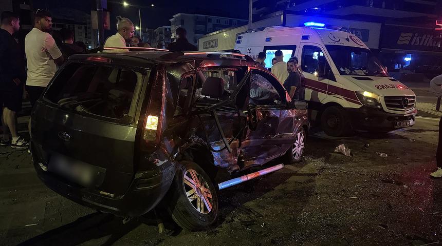 Bursa'da iki otomobilin &ccedil;arpıştığı kazada 7 kişi yaralandı