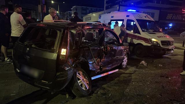 Bursa'da iki otomobilin çarpıştığı kazada 7 kişi yaralandı