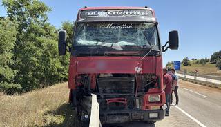 Kastamonu'da tırla &ccedil;arpışan trakt&ouml;r&uuml;n s&uuml;r&uuml;c&uuml;s&uuml; hayatını kaybetti