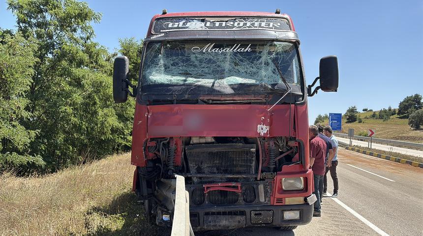 Kastamonu'da tırla &ccedil;arpışan trakt&ouml;r&uuml;n s&uuml;r&uuml;c&uuml;s&uuml; hayatını kaybetti