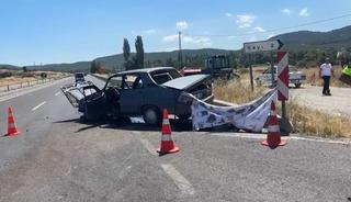 K&uuml;tahya&rsquo;da otomobiller &ccedil;arpıştı: 1 &ouml;l&uuml;, 4 yaralı