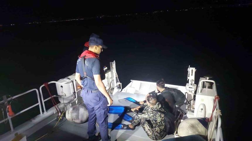 Yunan adasına y&uuml;zerek ge&ccedil;meye &ccedil;alıştılar