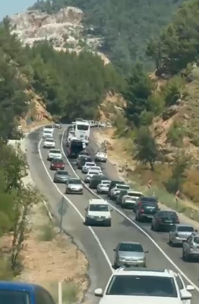 Seydikemer’de seyir halindeki otomobil alev aldı 2