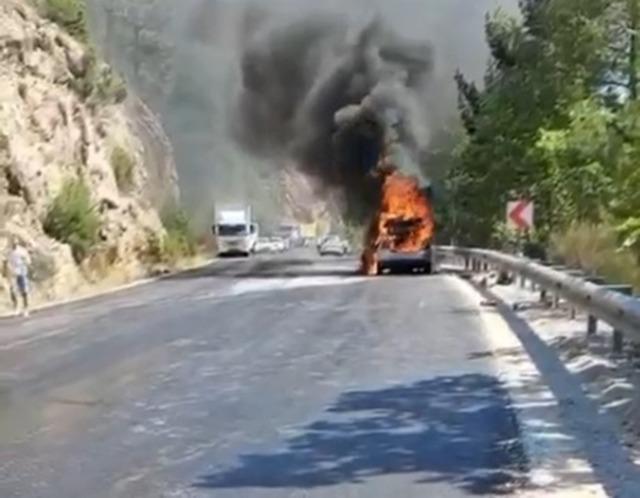 Seydikemer’de seyir halindeki otomobil alev aldı 1