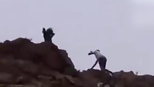 Faslı göçmenler ülkeye geri döndü! Askerden taşlı müdahale
