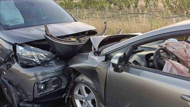 Keşan’da hafif ticari araç ile otomobil çarpıştı: 2 yaralı