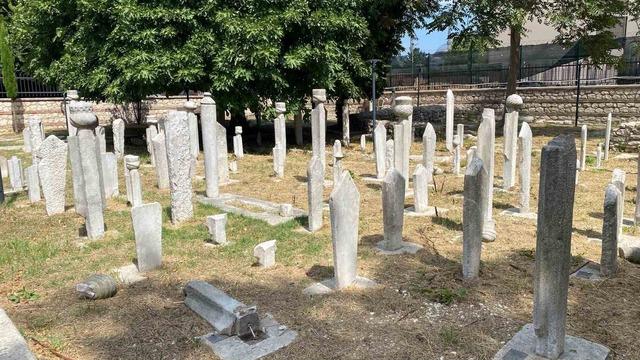 Fatih’teki tarihi hazirede 7 mezar taşını kırıp kaçtı 3