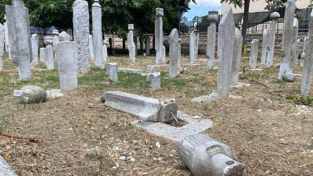 Fatih’teki tarihi hazirede 7 mezar taşını kırıp kaçtı 1