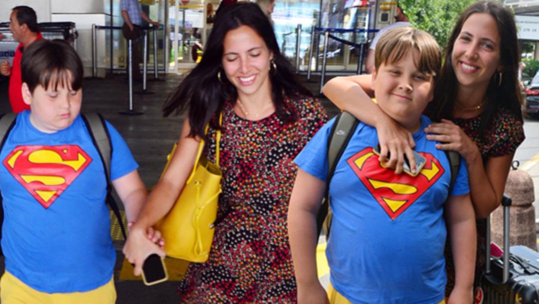 Kardeşiyle tatil yaptı