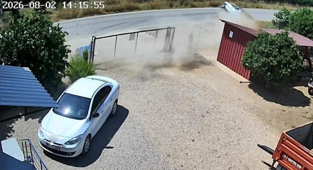 Takla atan otomobil güvenlik kamerasına yansıdı: Aynı aileden 2 kişi yaralandı, 3 çocuk kurtuldu 1