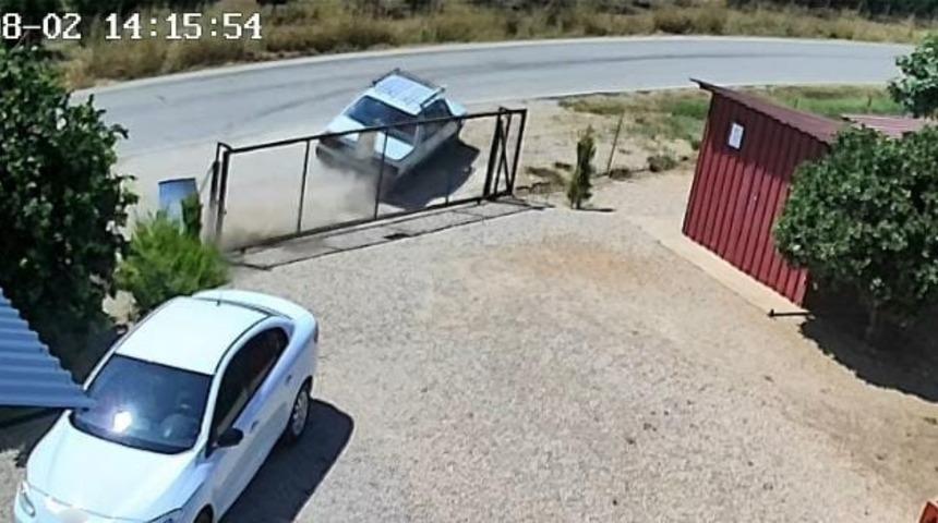 Takla atan otomobil g&uuml;venlik kamerasına yansıdı: Aynı aileden 2 kişi yaralandı, 3 &ccedil;ocuk kurtuldu