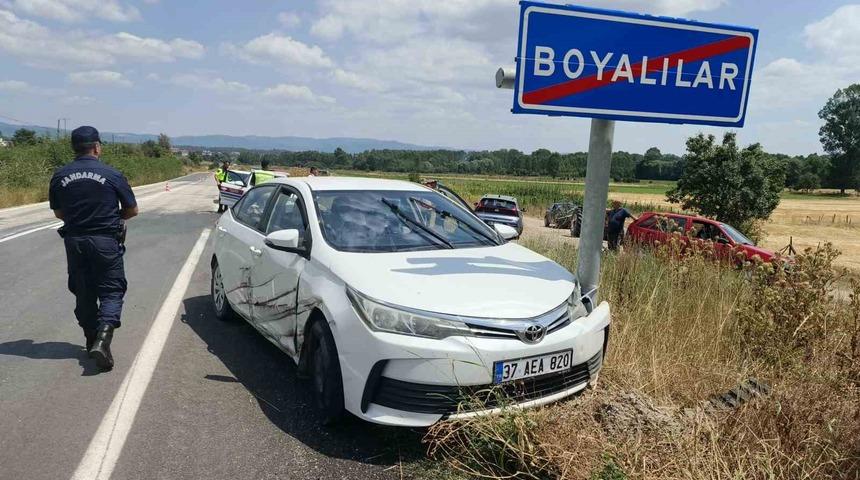 Kastamonu&rsquo;da otomobil trakt&ouml;rle &ccedil;arpıştı: 2 yaralı