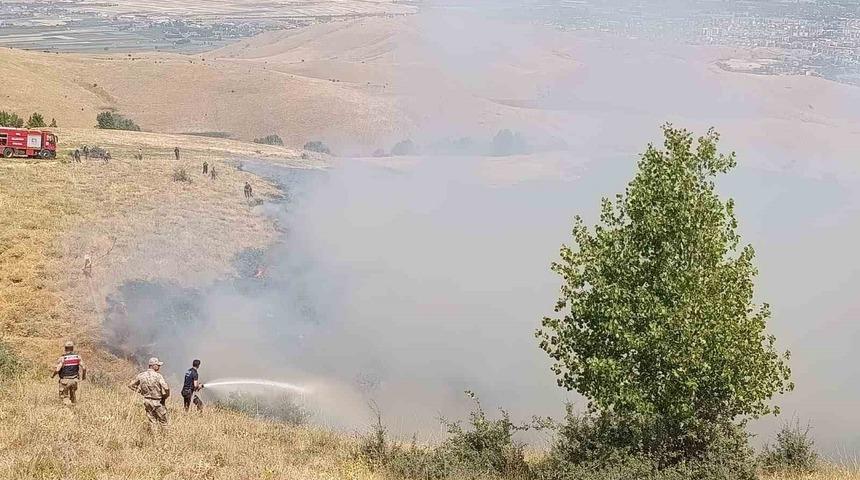 Muş&rsquo;ta &ouml;rt&uuml; yangını ekiplerin hızlı m&uuml;dahalesiyle s&ouml;nd&uuml;r&uuml;ld&uuml;