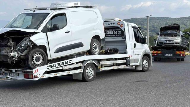 Bolu’da hafif ticari araç ile otomobil çarpıştı: 6 yaralı 2