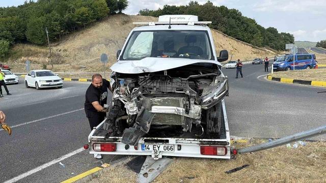 Bolu’da hafif ticari araç ile otomobil çarpıştı: 6 yaralı 1