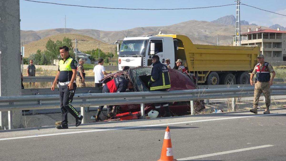 Araç bu hale geldi! Van da korkunç kaza: Yaralanan 4 kişi hastaneye kaldırıldı 2