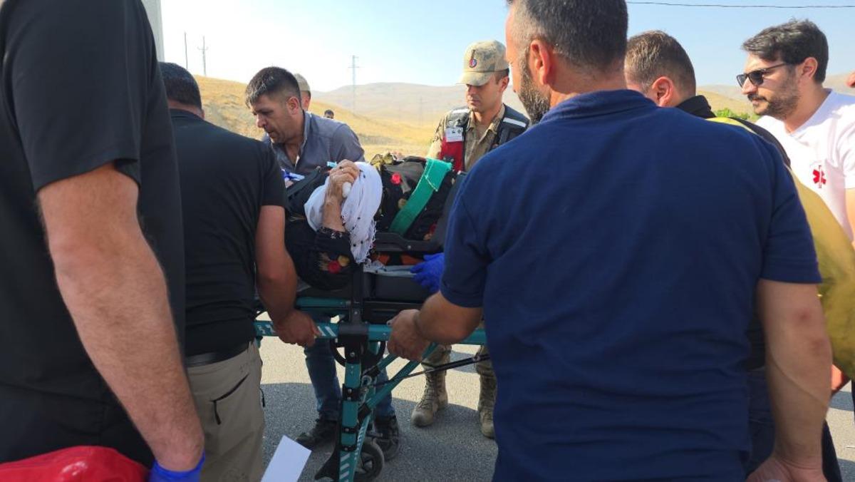 Araç bu hale geldi! Van da korkunç kaza: Yaralanan 4 kişi hastaneye kaldırıldı 5