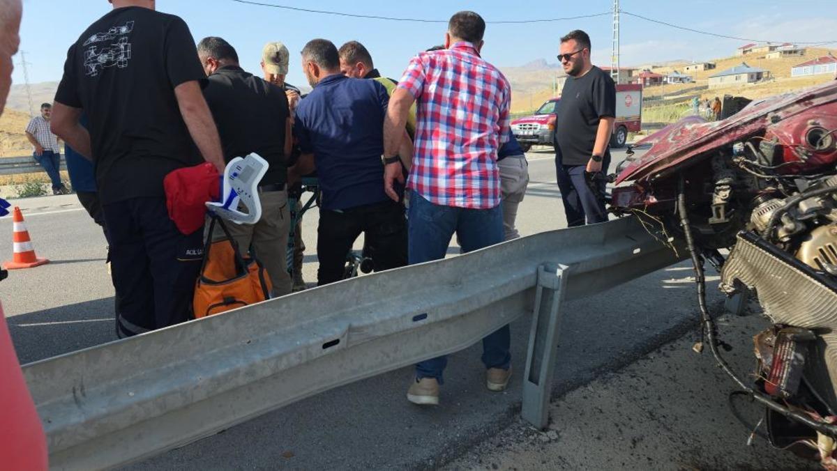 Araç bu hale geldi! Van da korkunç kaza: Yaralanan 4 kişi hastaneye kaldırıldı 7