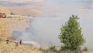 Muş'ta &ouml;rt&uuml; yangını ekiplerin hızlı m&uuml;dahalesiyle s&ouml;nd&uuml;r&uuml;ld&uuml;