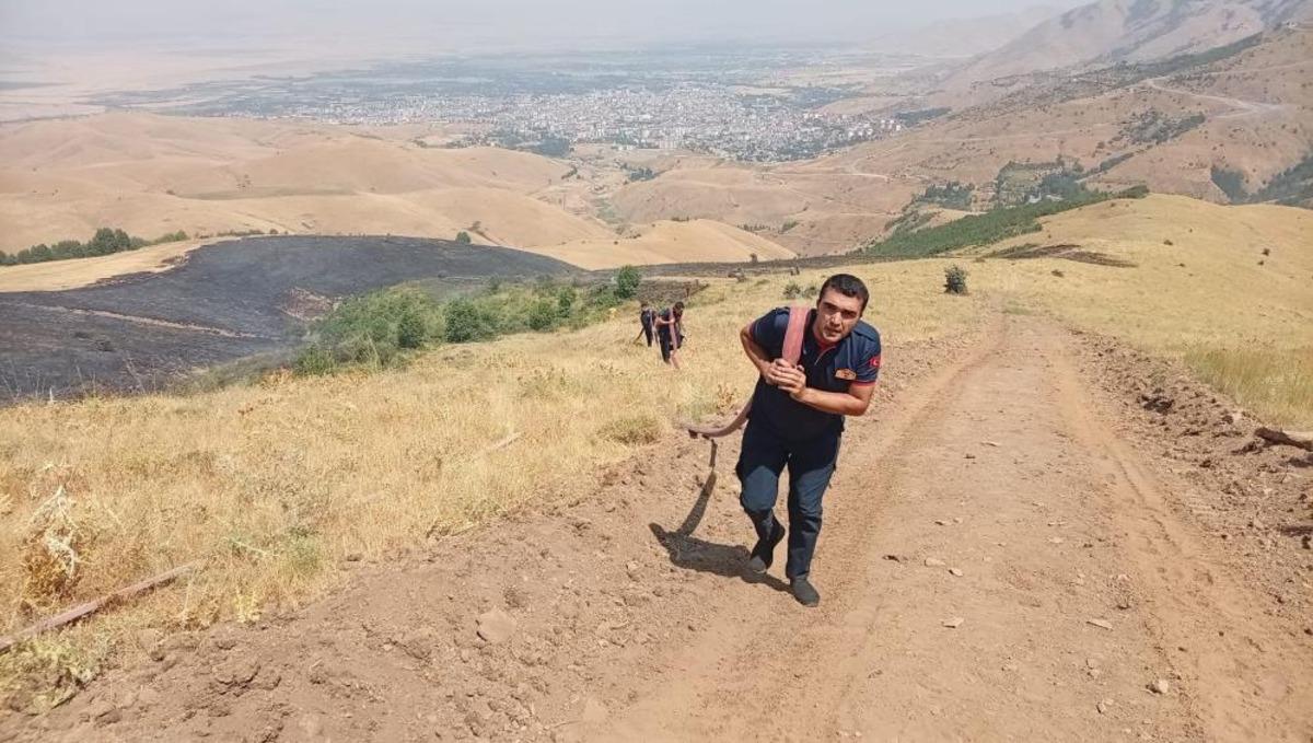 Muş ta örtü yangını ekiplerin hızlı müdahalesiyle söndürüldü 1