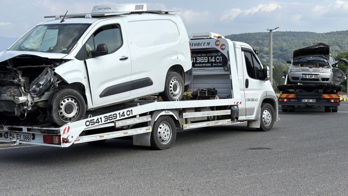 Bolu da hafif ticari araç ile otomobil çarpıştı: 6 yaralı 2