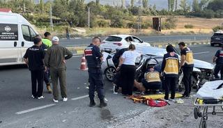 Feci kazada otomobil su kanalına &ccedil;arptı: 2 &ouml;l&uuml;, 4 yaralı