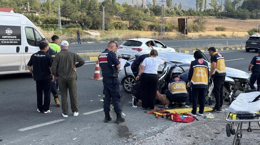 D100'de otomobil su kanalına &ccedil;arptı: 2 &ouml;l&uuml;, 4 yaralı