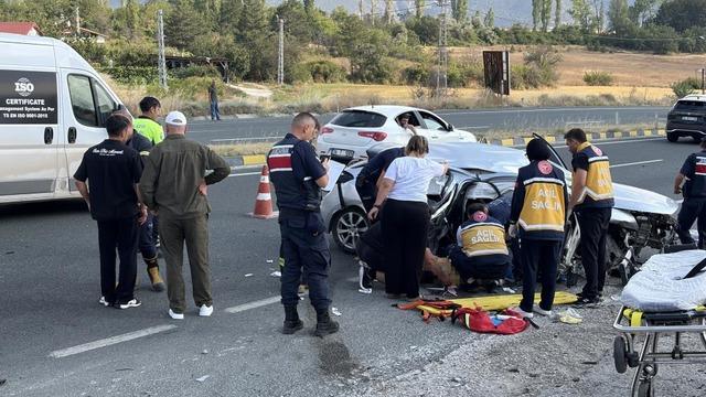 D100'de otomobil su kanalına çarptı: 2 ölü, 4 yaralı