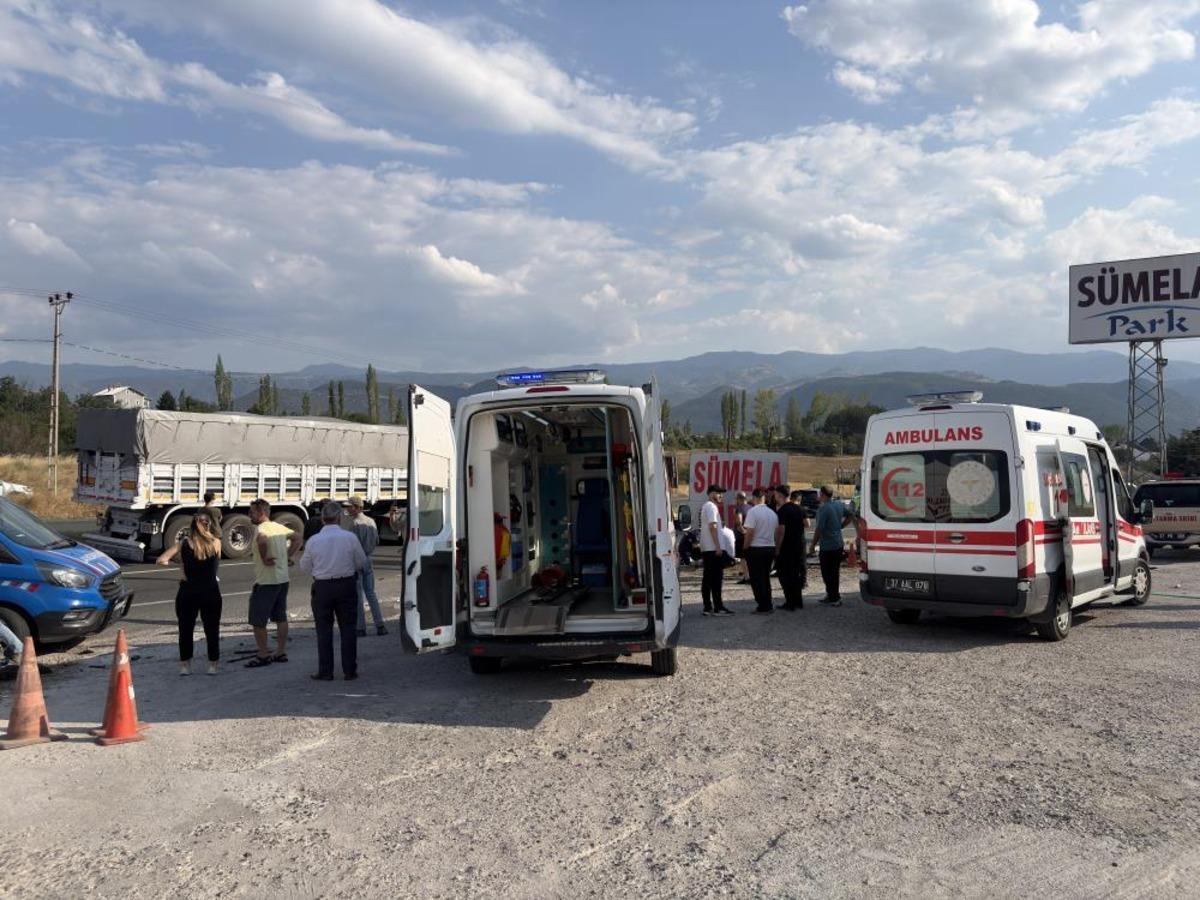 D100 de otomobil su kanalına çarptı: 2 ölü, 4 yaralı 1