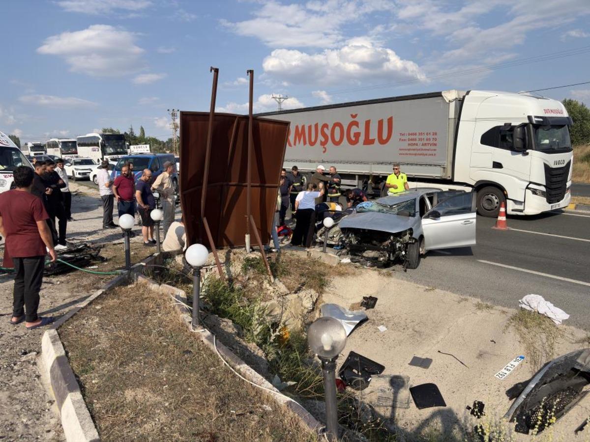 D100 de otomobil su kanalına çarptı: 2 ölü, 4 yaralı 3