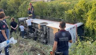 Samsun&rsquo;da &ouml;zel halk otob&uuml;s&uuml; devrildi: 21 yaralı