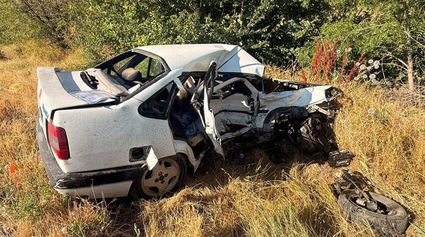 Otomobillerin &ccedil;arpıştığı kazada bir kişi &ouml;ld&uuml; 3 kişi yaralandı