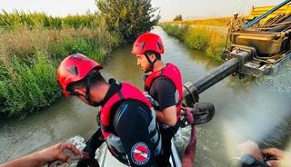 Su kanalına u&ccedil;an otomobilin s&uuml;r&uuml;c&uuml;s&uuml; sağ olarak kurtarıldı
