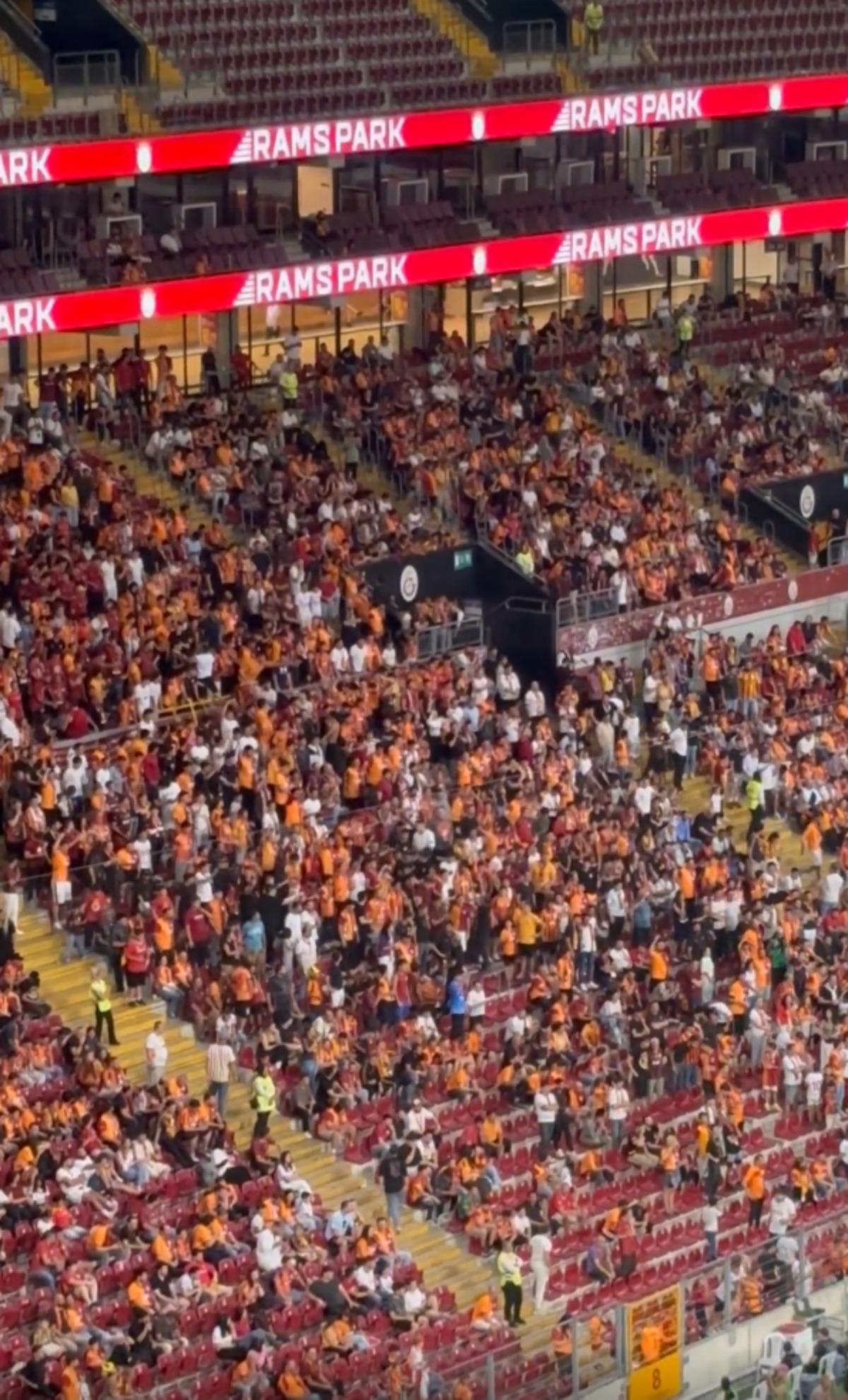 Galatasaray taraftarından Rennes maçı öncesi protesto! “Dursun Özbek, transfer nerede?” 1