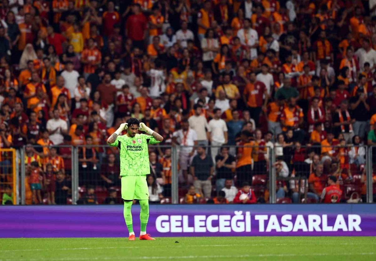 Galatasaray da Rennes maçı sonrası protestolar eşliğinde vahim tablo ortaya çıktı! 3