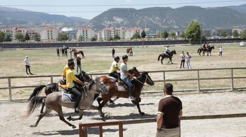 K&uuml;tahya'da Rahvan At Yarışları nefes kesti: 43 ilden 130'un &uuml;zerinde at şampiyonluk i&ccedil;in koştu