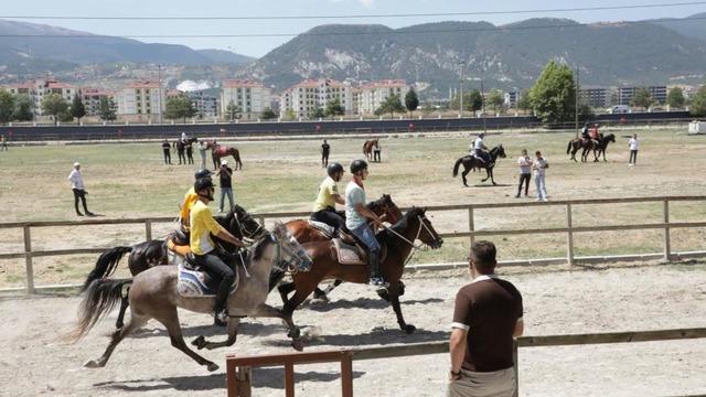 Kütahya'da Rahvan At Yarışları nefes kesti: 43 ilden 130'un üzerinde at şampiyonluk için koştu