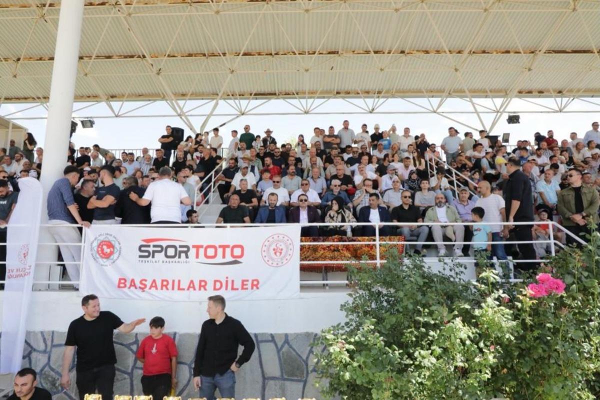 K&uuml;tahya da Rahvan At Yarışları nefes kesti: 43 ilden 130 un &uuml;zerinde at şampiyonluk i&ccedil;in koştu 3